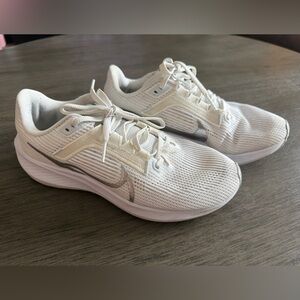 Nike Air Zoom Pegasus 40 Size 8.5 Womens White Metallic Silver Running Shoes